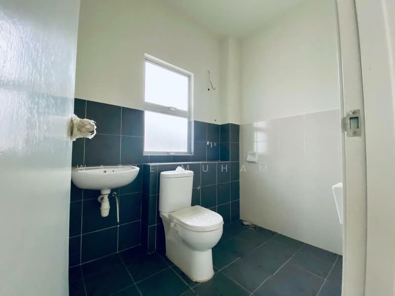 Semi-Detached House for Sale in Shah Alam (Selangor) - WATIE MUHAMAD - Bathroom - PropertyGuru.com.my