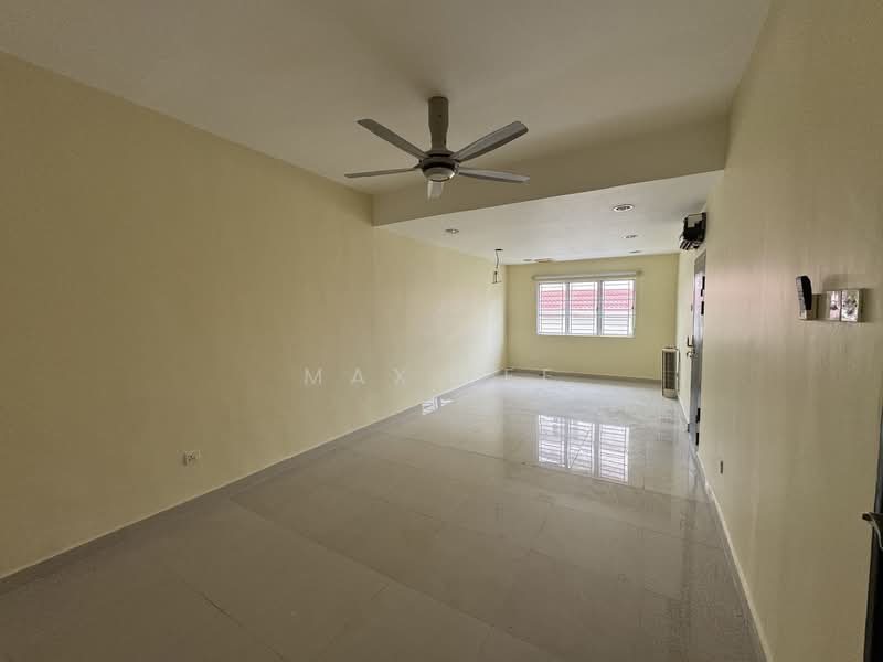 Rumah Teres 2.5 Tingkat untuk Dijual di Taman Bukit Serdang (Seri Kembangan) - Max Lee - Living Room - PropertyGuru.com.my