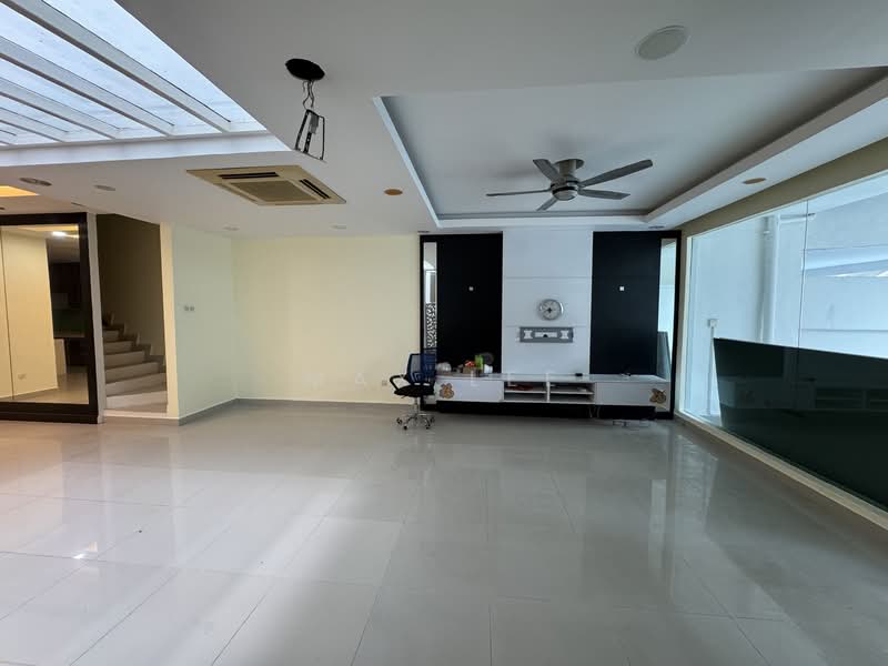 Rumah Teres 2.5 Tingkat untuk Dijual di Taman Bukit Serdang (Seri Kembangan) - Max Lee - Living Room - PropertyGuru.com.my