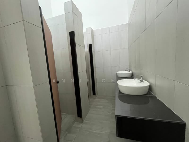 Kilang untuk Dijual di Taman Desa Cemerlang (Ulu Tiram) - Annie Chai - Bathroom - PropertyGuru.com.my