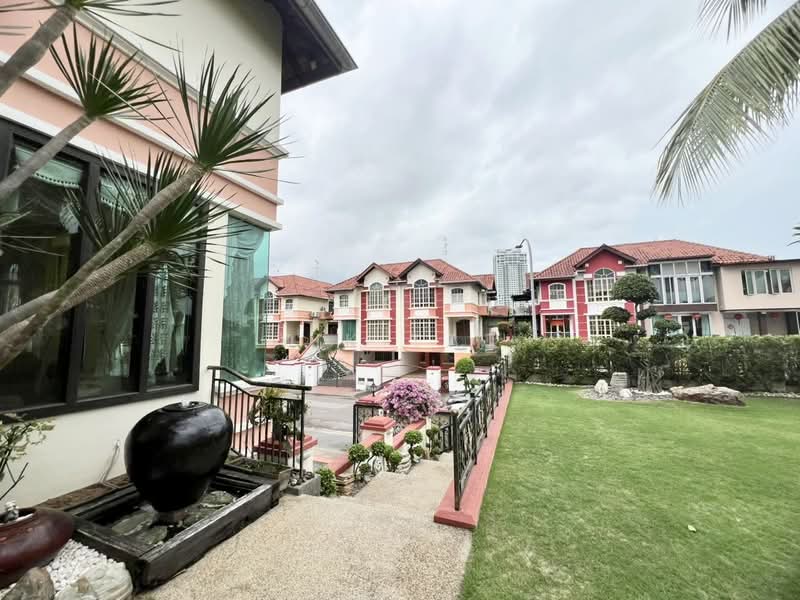 Semi-Detached House for Sale in Taman Molek (Johor Bahru) - Yik Tat - PropertyGuru.com.my