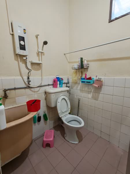 Shop for Sale in Jelutong (Penang) - Amos Lim - Bathroom - PropertyGuru.com.my
