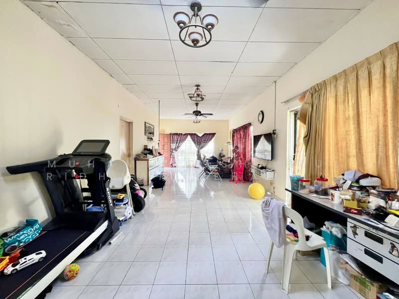 Bungalow for Sale in Taman Pinggiran Putra (Seri Kembangan) - Muhammad Shahrul Ridhwan Mehamad Nasir - Living Room - PropertyGuru.com.my
