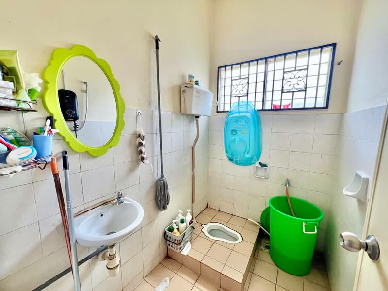Bungalow for Sale in Taman Pinggiran Putra (Seri Kembangan) - Muhammad Shahrul Ridhwan Mehamad Nasir - Bathroom - PropertyGuru.com.my