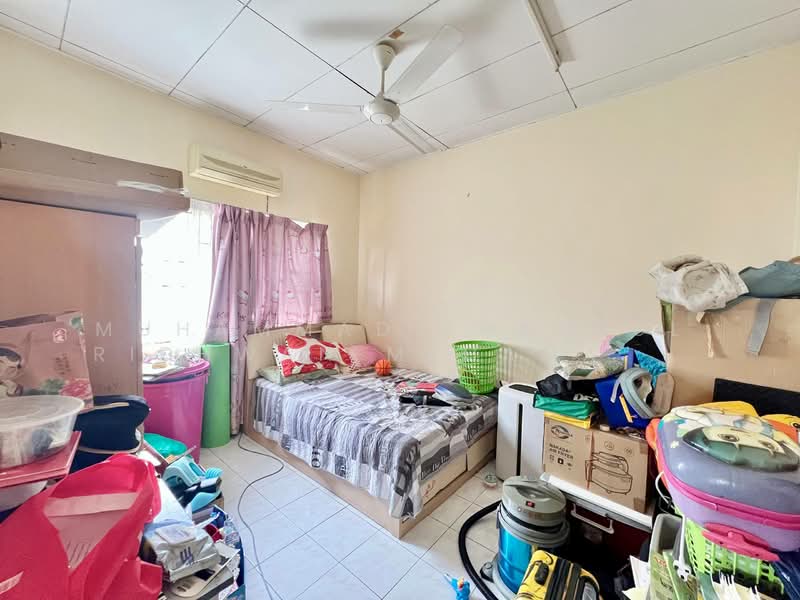 Bungalow for Sale in Taman Pinggiran Putra (Seri Kembangan) - Muhammad Shahrul Ridhwan Mehamad Nasir - Bedroom - PropertyGuru.com.my