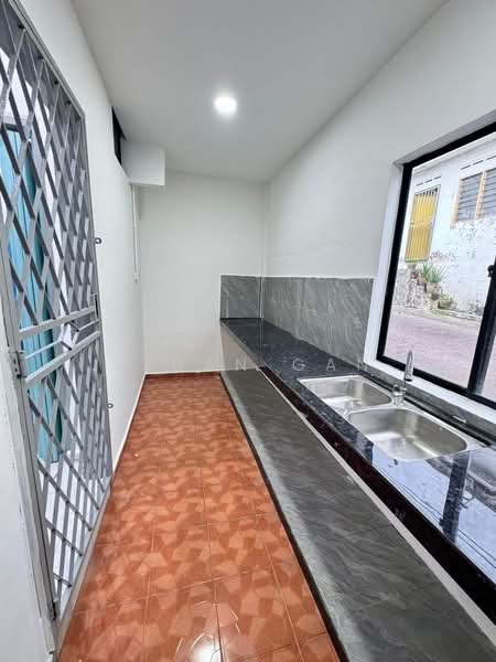 Rumah Teres untuk Dijual di Taman Ungku Tun Aminah (Skudai) - Ethan Gan - Kitchen - PropertyGuru.com.my