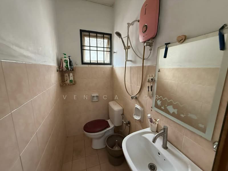 Townhouse for Sale in Taman Tampoi Indah (Tampoi) - Venica For - Bathroom - PropertyGuru.com.my