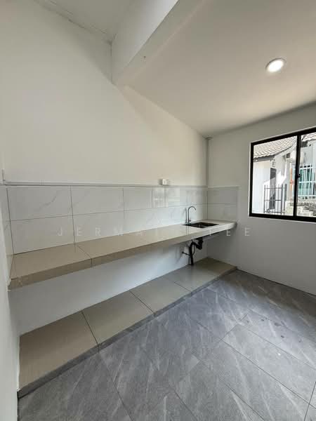 Rumah Teres 1.5 Tingkat untuk Dijual di Taman Molek (Johor Bahru) - Jermain Tee - Kitchen - PropertyGuru.com.my