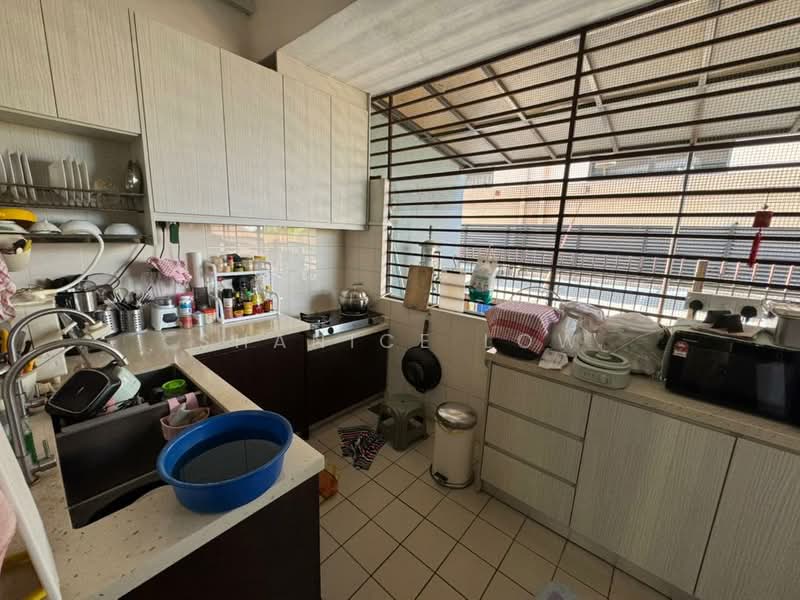 Rumah Berkembar untuk Dijual di Taman Aman Sari (Bandar Kinrara) - Shanice Low - Kitchen - PropertyGuru.com.my