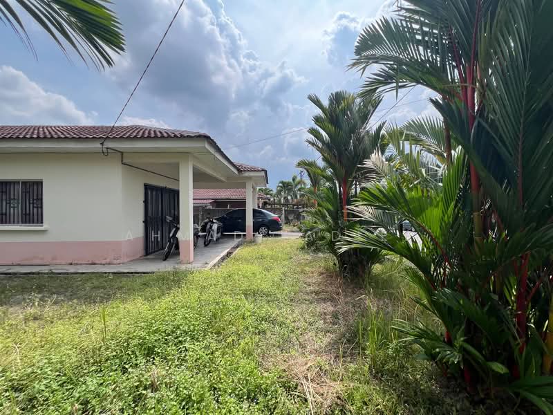 Bungalow for Sale in Taman Pinggiran Putra (Seri Kembangan) - Ahmad Fadlee - PropertyGuru.com.my