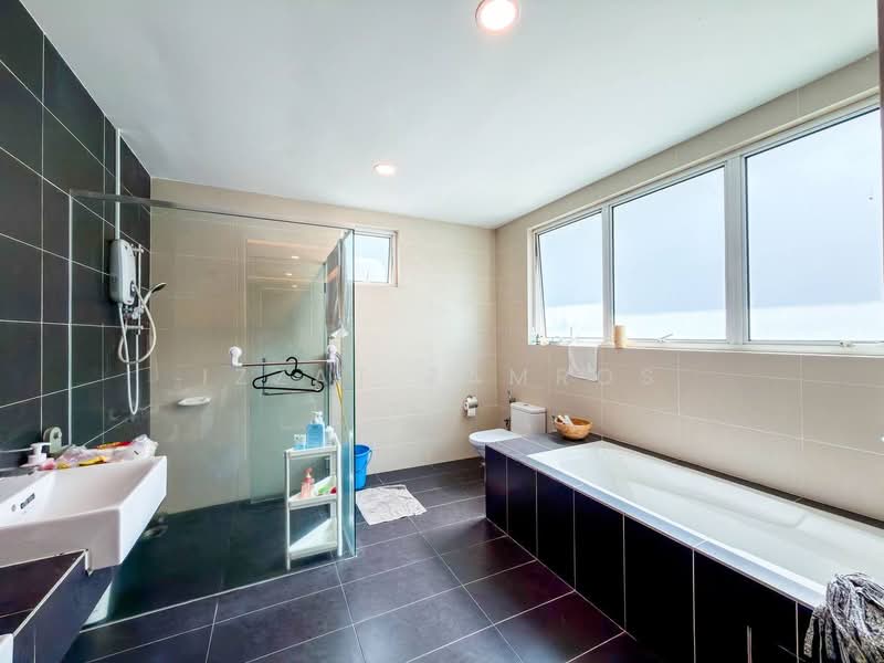 Rumah Berkembar untuk Dijual di Kota Damansara (Selangor) - Izzat Zamros - Bathroom - PropertyGuru.com.my