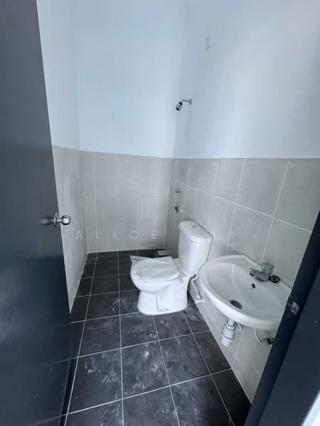 Rumah Teres 2 Tingkat untuk Dijual di Rawang (Selangor) - Alice Low - Bathroom - PropertyGuru.com.my
