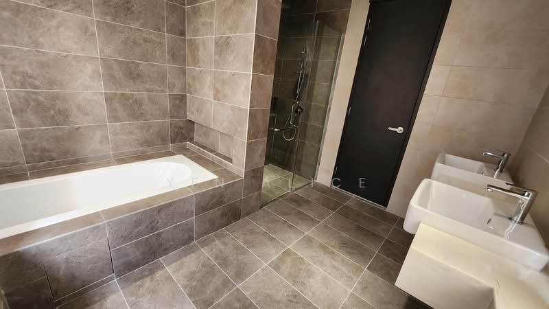 Rumah Teres 2 Tingkat untuk Disewa di Kota Kemuning (Shah Alam) - Yen Alice - Master Bathroom - PropertyGuru.com.my