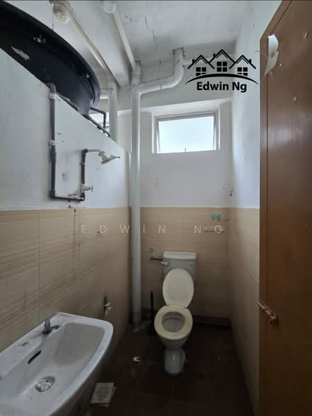 Kedai untuk Disewa di Bandar Parit Buntar (Parit Buntar) - Edwin Ng - Bathroom - PropertyGuru.com.my