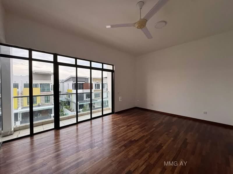 Semi-Detached House for Sale in Setia Utama (Setia Alam) - Loke . - Balcony - PropertyGuru.com.my