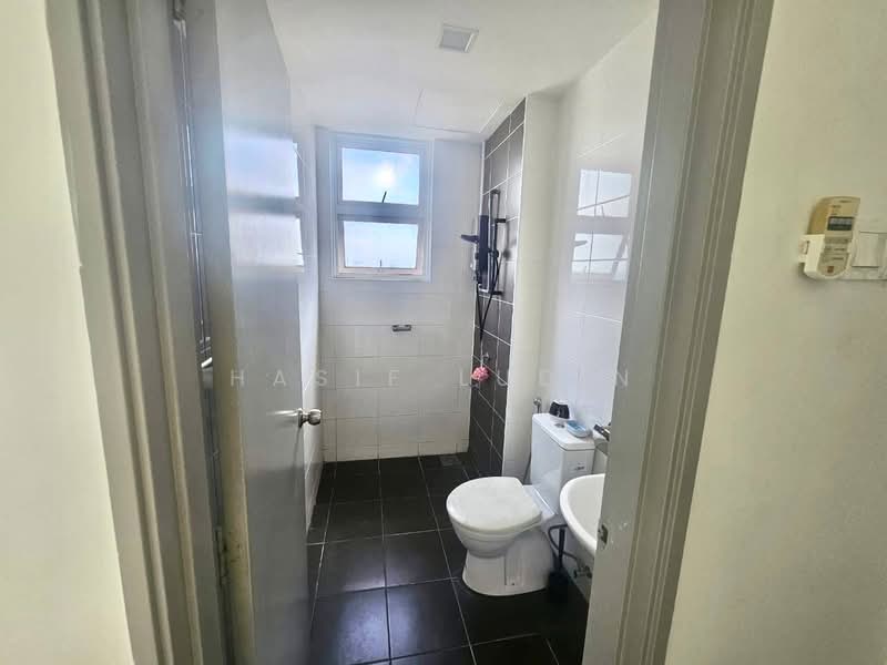 Kondominium untuk Disewa di Dwiputra Residences - Hasif Ludin - Bathroom - PropertyGuru.com.my