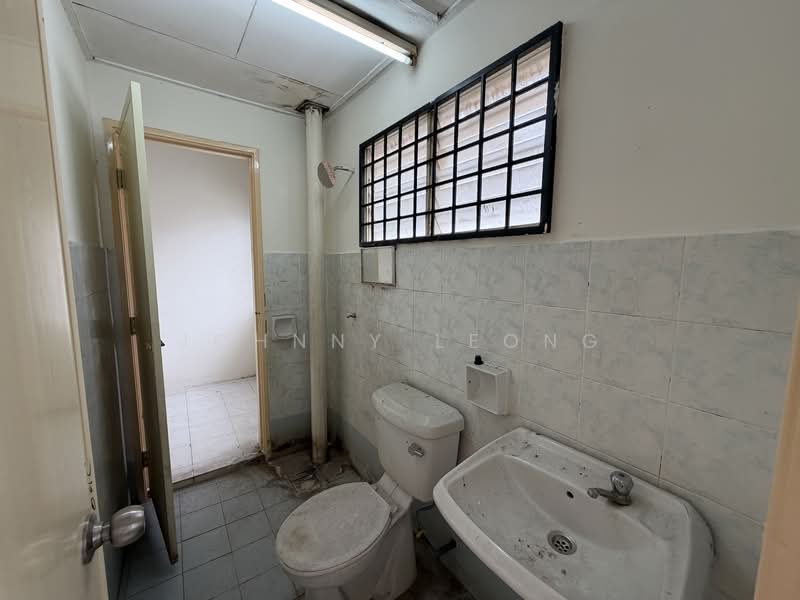 2.5-storey Terraced House for Sale in Balakong (Selangor) - Johnny Leong - Bathroom - PropertyGuru.com.my