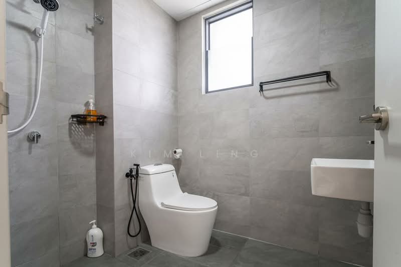 Service Residence for Sale at Sunsuria Forum - Kim Ling - Master Bathroom - PropertyGuru.com.my