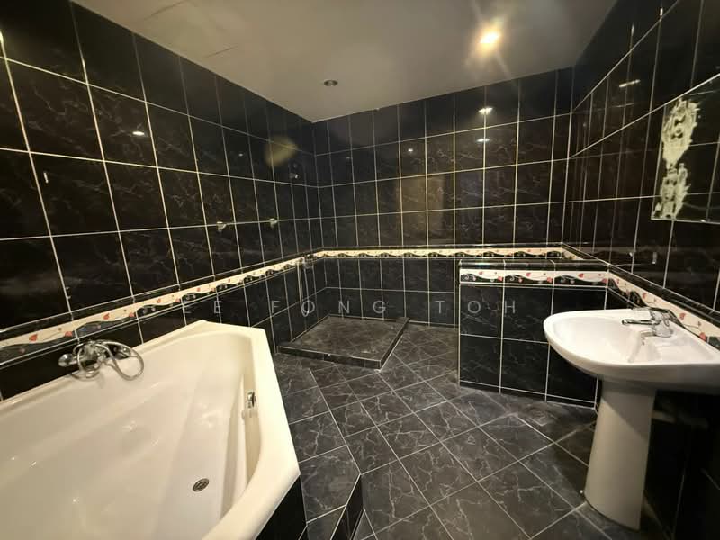 Rumah Teres 1.5 Tingkat untuk Dijual di Taman Suria (Johor Bahru) - Ee Fong Toh - Bathroom - PropertyGuru.com.my