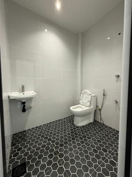 1-storey Terraced House for Sale in Taman Ungku Tun Aminah (Skudai) - Yoland . - Bathroom - PropertyGuru.com.my