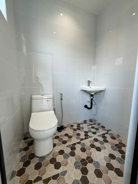 1-storey Terraced House for Sale in Taman Ungku Tun Aminah (Skudai) - Yoland . - Bathroom - PropertyGuru.com.my