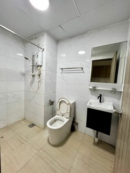 Service Residence for Sale at Country Garden Central Park - Yoland . - Bathroom - PropertyGuru.com.my