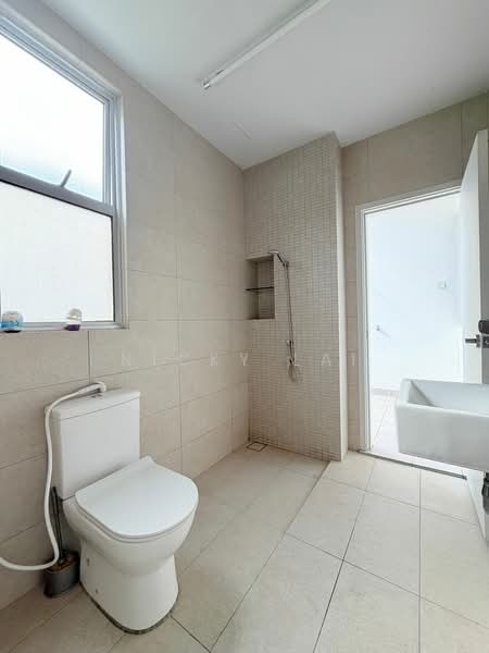 Rumah Teres untuk Dijual di Tamansari (Rawang) - Nicky Lai - Bathroom - PropertyGuru.com.my