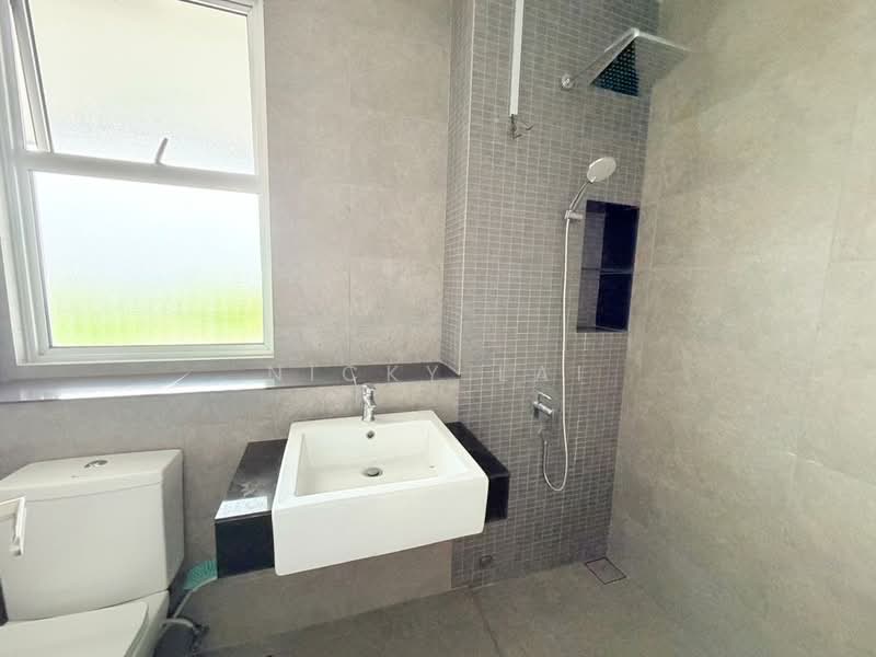 Rumah Teres untuk Dijual di Tamansari (Rawang) - Nicky Lai - Bathroom - PropertyGuru.com.my