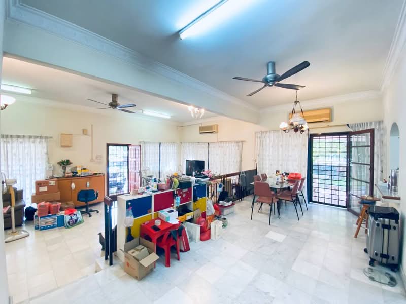 Rumah Teres 2 Tingkat untuk Dijual di Bukit Jelutong (Shah Alam) - Shafika Shahidin - Living Room - PropertyGuru.com.my
