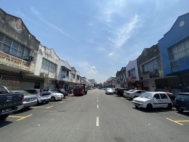 Kilang untuk Dijual di Taman Desa Serdang (Seri Kembangan) - Celine Yong - Exterior - PropertyGuru.com.my