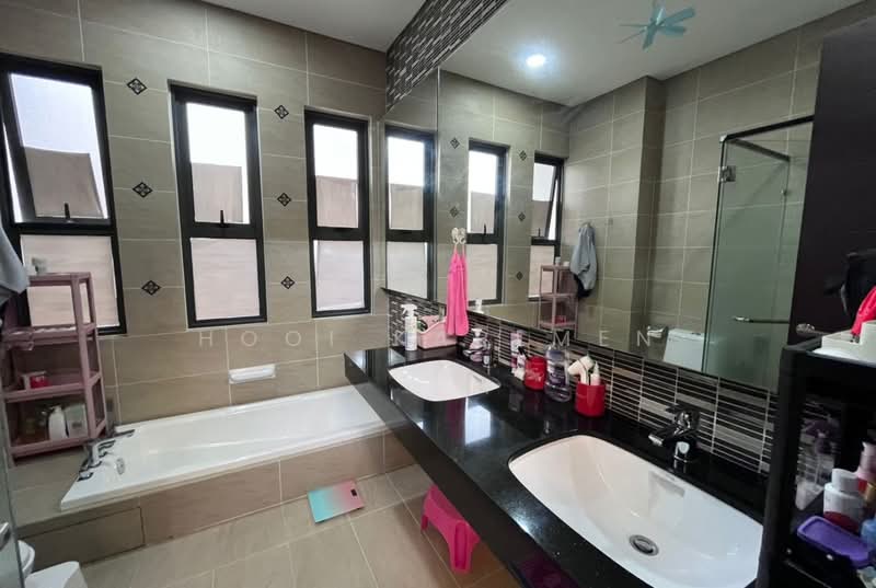 Semi-Detached House for Sale in Taman Taynton View (Cheras) - Hooi Karlmen - Bathroom - PropertyGuru.com.my