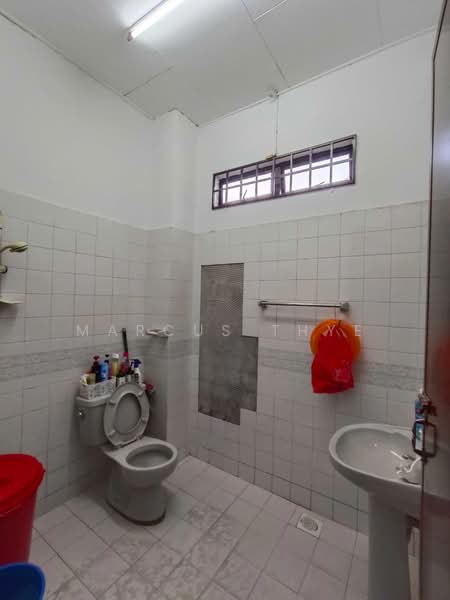 2-storey Terraced House for Sale in Taman Bukit Mewah (Tampoi) - Marcus Thye - Bathroom - PropertyGuru.com.my