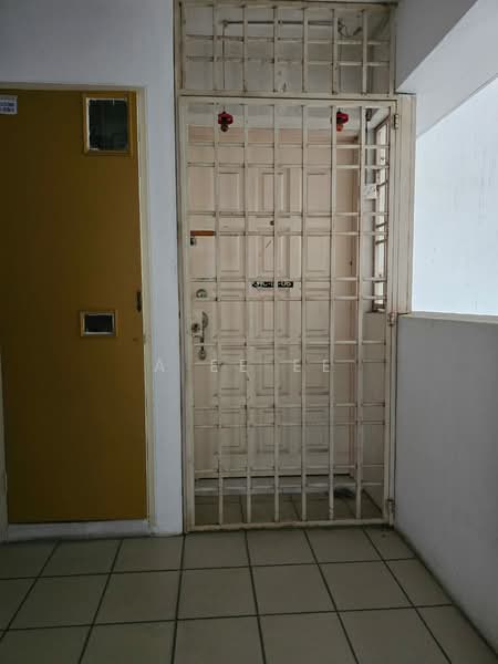 Pangsapuri untuk Dijual di Taman Pekaka Block 31 - A Ee Ee - Entrance - PropertyGuru.com.my