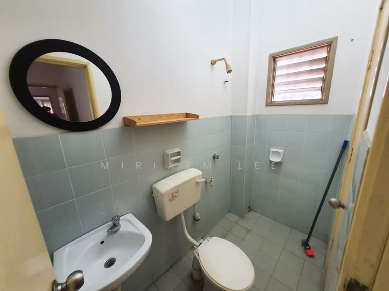2-storey Terraced House for Sale in Bandar Putra Permai (Seri Kembangan) - Miriaem Lee - Bathroom - PropertyGuru.com.my