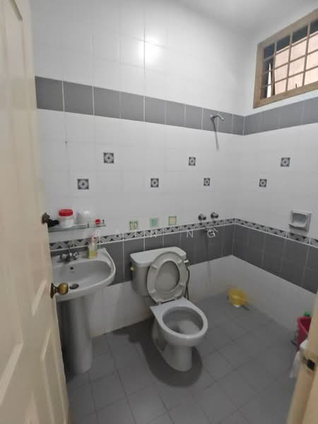 Rumah Teres 2 Tingkat untuk Disewa di Taman Suria (Johor Bahru) - Rain Ng - Bathroom - PropertyGuru.com.my