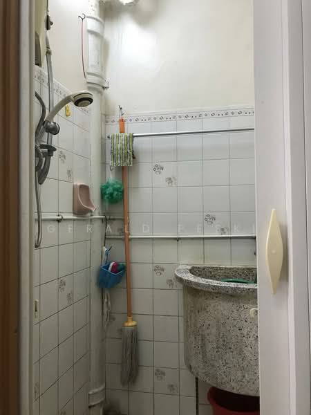 Flat for Sale at Gat Lebuh Macallum - Gerald Peski - Bathroom - PropertyGuru.com.my