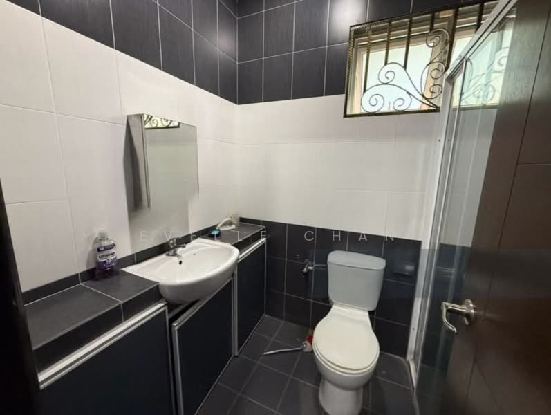 Bungalow for Sale in Taman Yarl (Jalan Klang Lama (Old Klang Road)) - Evelle Chan - Bathroom - PropertyGuru.com.my