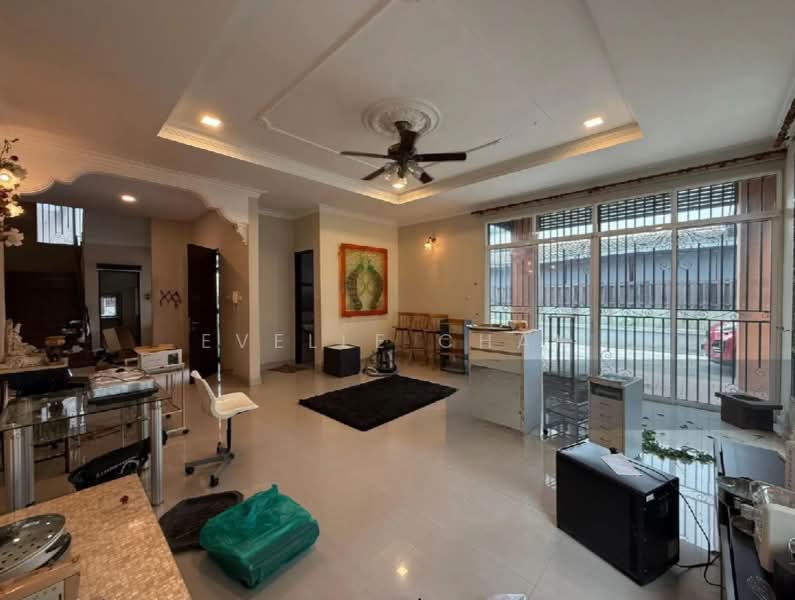 Bungalow for Sale in Taman Yarl (Jalan Klang Lama (Old Klang Road)) - Evelle Chan - Living Room - PropertyGuru.com.my