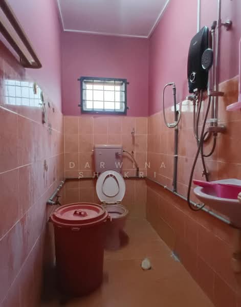 Rumah Teres untuk Dijual di Rawang (Selangor) - Darwina Shukri - Bathroom - PropertyGuru.com.my