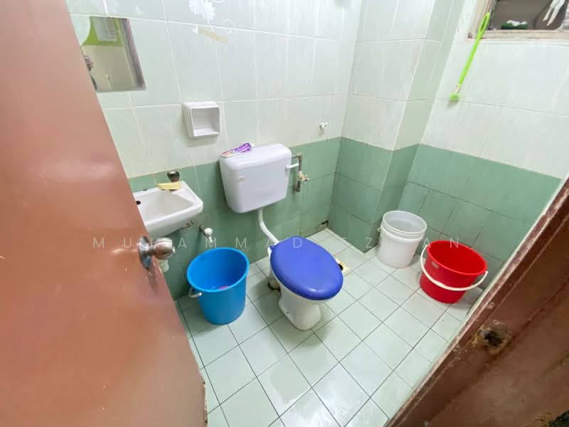 Pangsapuri untuk Dijual di Pangsapuri Subang Suria - Muhammad Ezwan - Bathroom - PropertyGuru.com.my