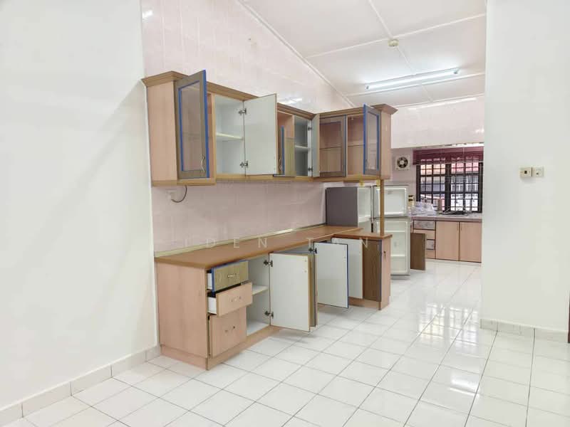 Rumah Teres 1.5 Tingkat untuk Dijual di Taman Pelangi Indah (Ulu Tiram) - Iden Tan - Kitchen - PropertyGuru.com.my