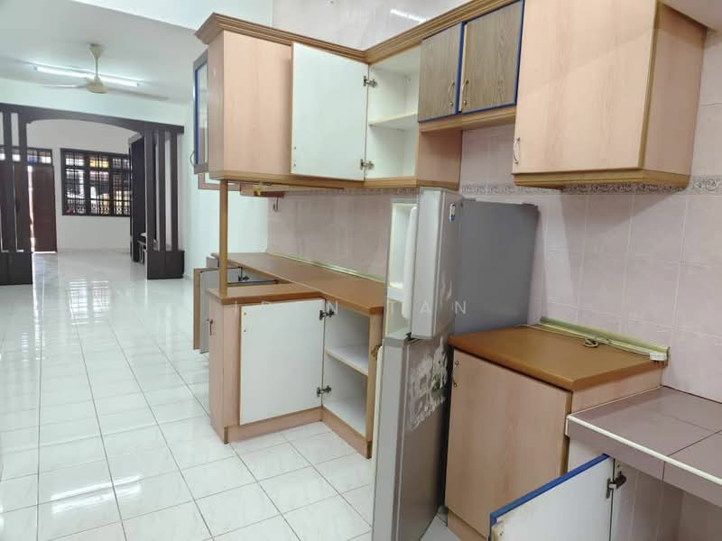 Rumah Teres 1.5 Tingkat untuk Dijual di Taman Pelangi Indah (Ulu Tiram) - Iden Tan - Kitchen - PropertyGuru.com.my