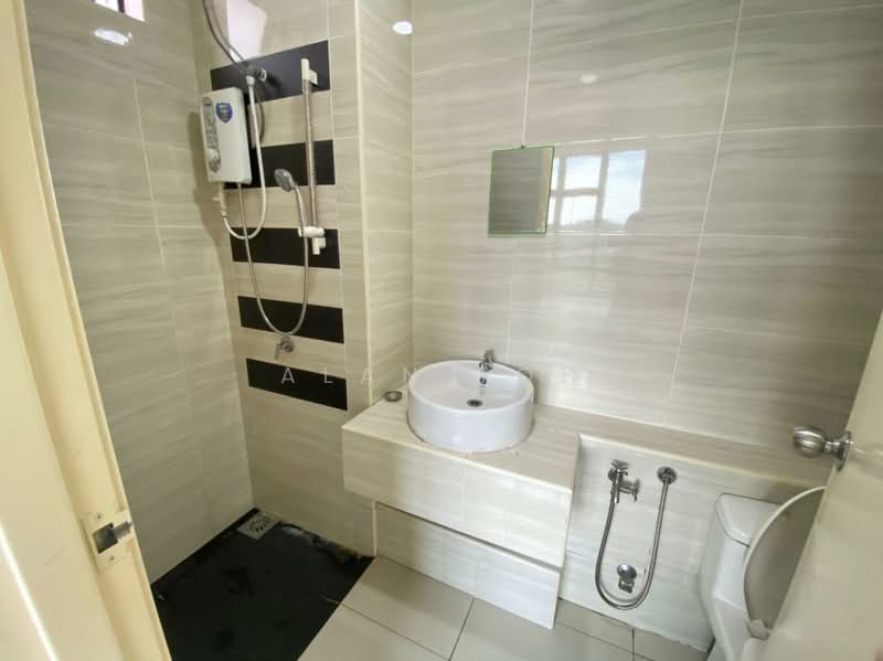 Service Residence for Sale at D'Summit Residences - Alan Toh - Bathroom - PropertyGuru.com.my