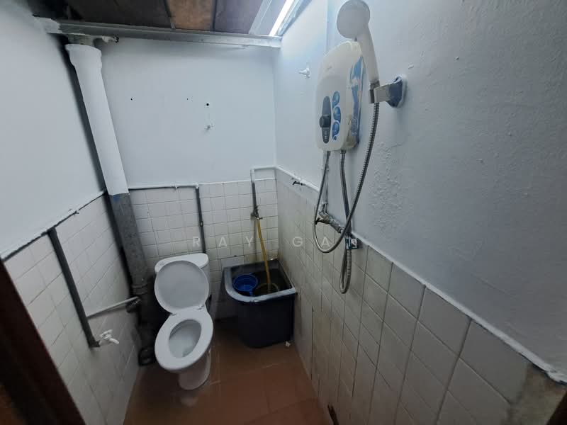 Rumah Flat untuk Dijual di Jalan Chempedak - Ray Gan - Bathroom - PropertyGuru.com.my