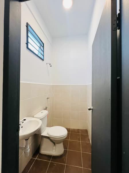 Rumah Teres untuk Disewa di Taman Kundang Jaya (Rawang) - Kemp Lee - Bathroom - PropertyGuru.com.my