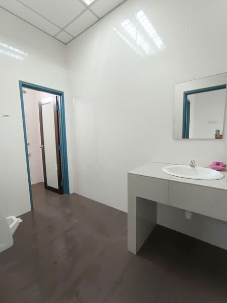 Factory for Rent in Masai (Johor) - Seven Tay - Bathroom - PropertyGuru.com.my
