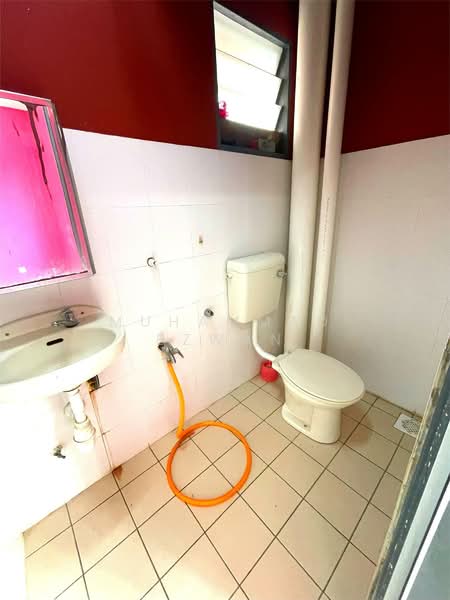 Apartment for Sale at Lakeview Apartments - Muhammad Ezwan - Bathroom - PropertyGuru.com.my