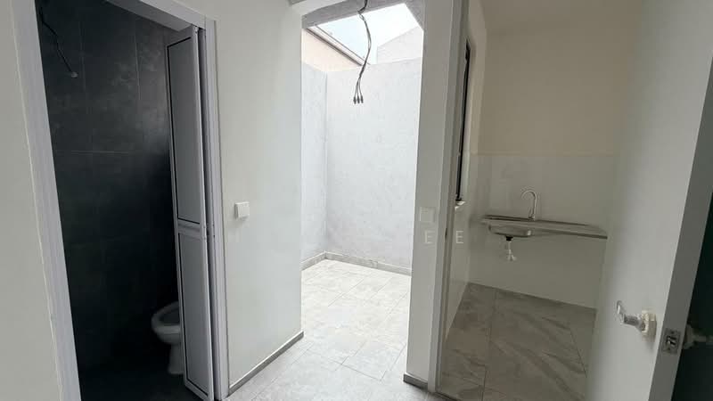 Rumah Teres 2 Tingkat untuk Dijual di Taman Bukit Serdang (Seri Kembangan) - Hawk Lee - Bathroom - PropertyGuru.com.my