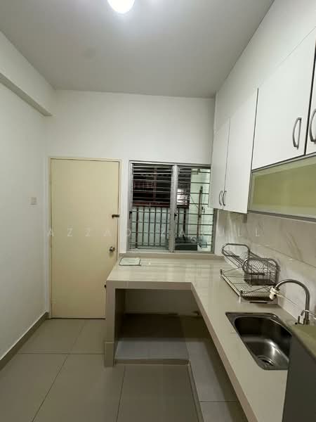 Pangsapuri untuk Dijual di Putra Suria Residence - Azzad Zarull - Kitchen - PropertyGuru.com.my