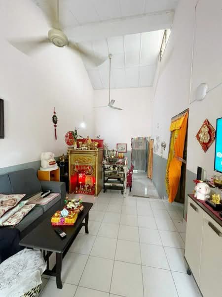 Rumah Teres 1 Tingkat untuk Dijual di Taman Rinting (Masai) - Carson . - Living Room - PropertyGuru.com.my